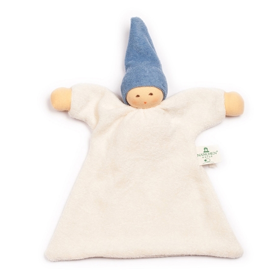 Poupée Nanchen doudou plat avec robe blanche et bonnet bleu.