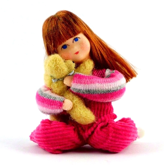 https://www.lafeeauxjouets.com/content/images/thumbs/0001866_erna-meyer-maja-little-dollhouse-girl-with-bear_550.jpeg